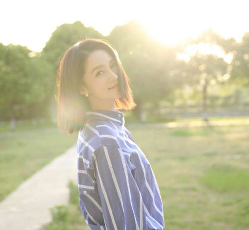 李沁还是别穿牛仔裤了,只是侧一下身,腿上褶皱就让大多女生自闭