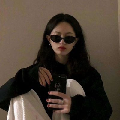 ins搞笑戴眼镜女生头像