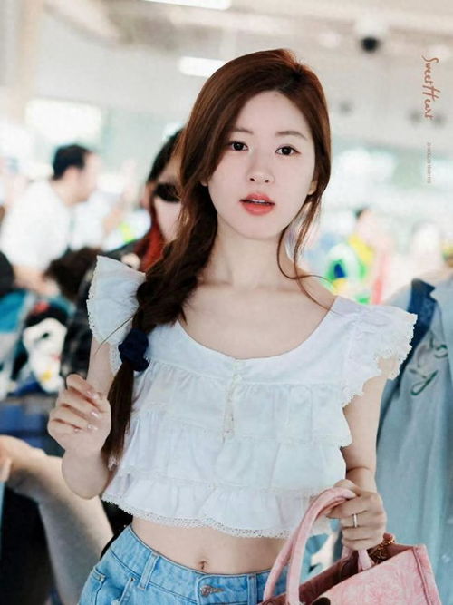 赵露思美到泰国,白色蛋糕短上衣搭侧扎麻花辫,清纯无敌美神降临