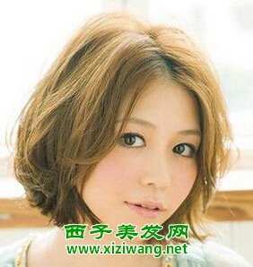 圆脸女生中分中短卷发发型图片