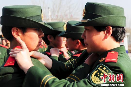 山西武警为新兵授衔社会青年蜕变合格军人
