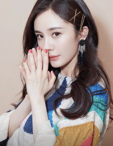 杨幂身穿修身短裙染红指甲,离婚后的状态回春不少