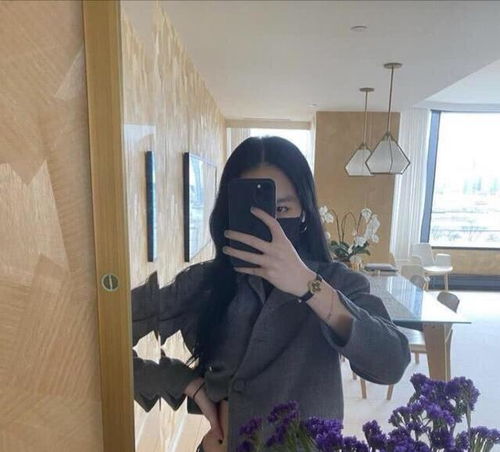 李咏女儿穿衣越发性感,18岁爱穿吊带秀小蛮腰,身材纤细似超模