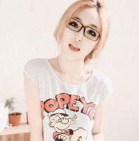 求一张非主流穿白宽松衣服红眼镜的女生头像