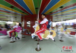 六旬大叔大妈穿校服背卡通书包游乐园补过儿童节