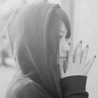 qq头像女生戴帽子黑白色