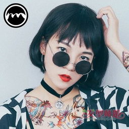 戴眼镜的短发女生怎么搭配裙子短发戴眼镜适合什么衣服发型师姐