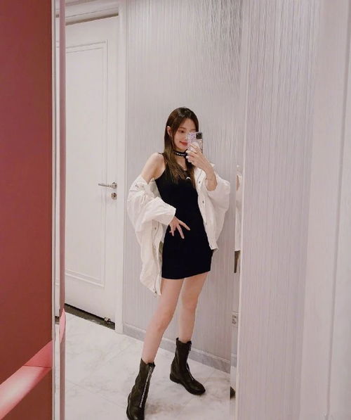 李小璐越来越胆大了晒照不是秀小蛮腰就是秀美腿,成熟韵味十足