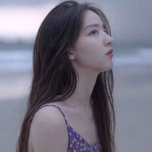 女人想让你追她,不好意思直说,会用这三个动作暗示你