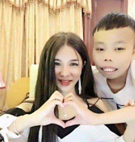 还记得快手网红陈山吗曾开跑车喝香槟,被封杀后他女友过得怎样