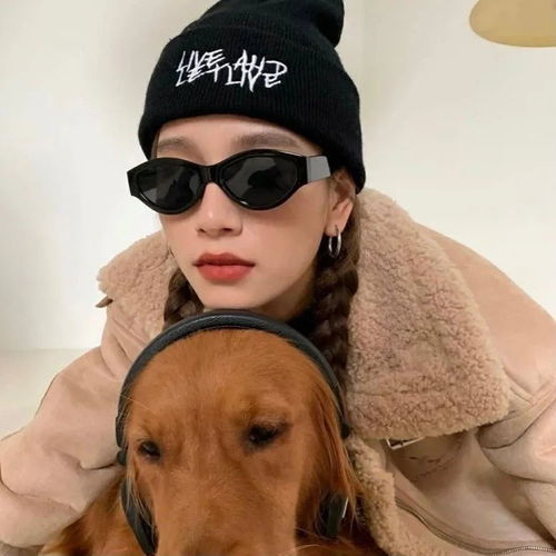 带狗狗的女生头像