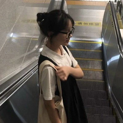 戴黑色眼框眼镜的女孩真人头像超气质网红美女