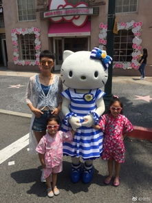塞娅公主张恒带女儿出游与卡通公仔合影娇憨可爱