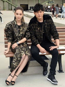 周杰伦携娇妻看秀,穿黑金情侣装好拉风,昆凌露脐装配马尾太少女