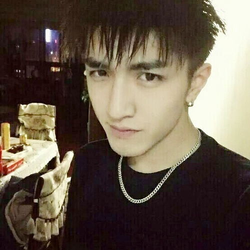 安利一痞帅的93年的男生锦绣未央里的扮相丑现代...