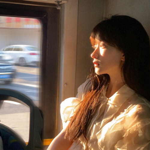 女头生活匆忙别错过日落和夕阳