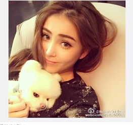昆凌怀孕多月仍美艳化浓妆抱宠物自拍