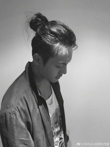 陈伟霆自拍蓄起胡须男人味十足眼神忧郁实力圈粉