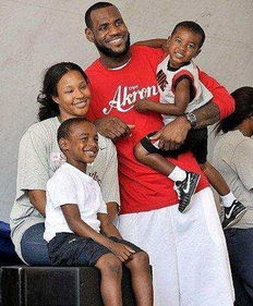 nba球星在妻子孩子面前的表现,詹姆斯像男孩,姚明像铁塔