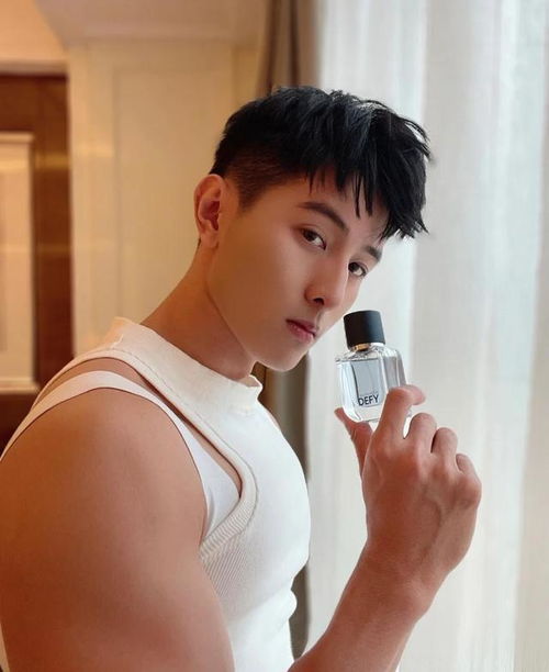 结实的肌肉,健硕的身材,有点可爱的呆萌小奶狗,满满的男友力网易订阅