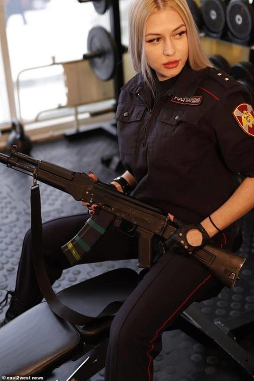 俄罗斯最美女兵因网上泄密被除名,上诉失败不死心,当网红代价高昂