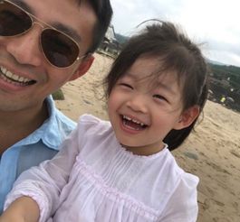 汪小菲又晒女儿,小玥儿笑眼弯弯像极了大s,打扮朴素接地气