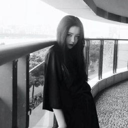 qq黑白头像女生孤独伤感堕落小孩子才会生气难过失望