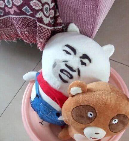 幽默笑话路上遇到一个假扮成高中生的乞丐,被机智的我当场揭穿