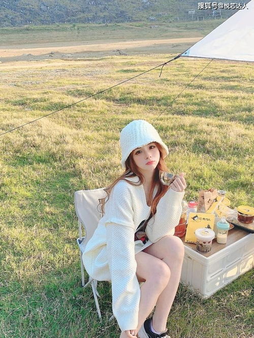 野餐时碰到的美女,穿一件卡通图案的米白色卫衣,有气质又可爱