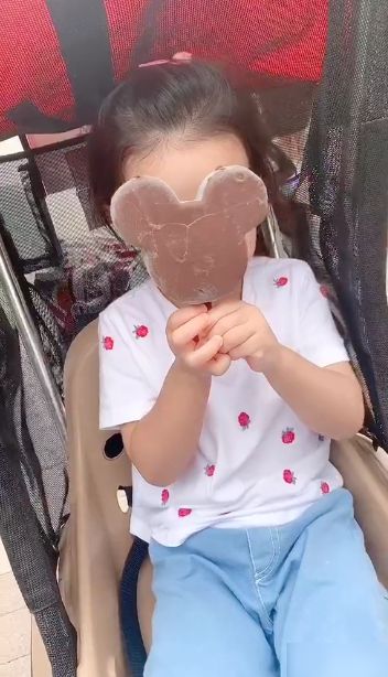 陈赫带女儿逛乐园,头戴老婆发箍秀恩爱,独自带娃父女相处融洽
