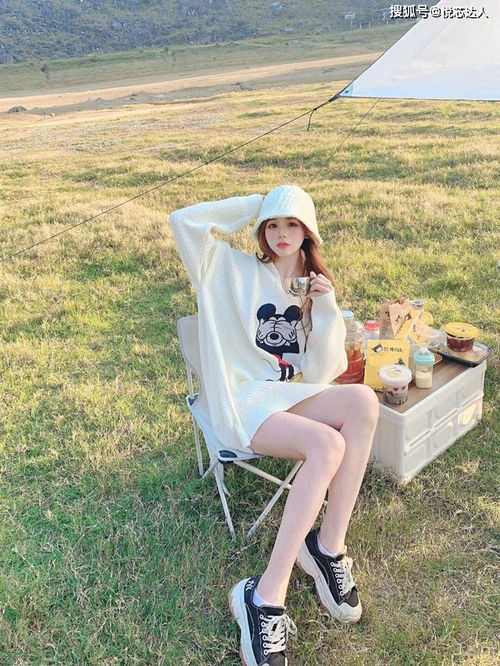 野餐时碰到的美女,穿一件卡通图案的米白色卫衣,有气质又可爱