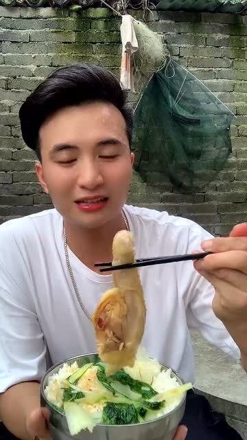 小伙子是真皮,当着鸡的面吃鸡腿,小鸡让你知道社会的险恶
