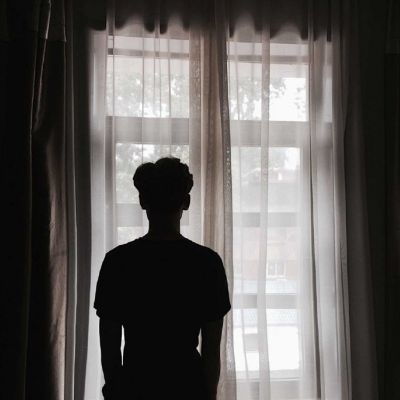 黑白单人情头身影两张,总有一天会反过来拥抱你