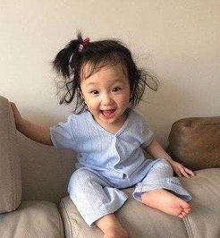 又一枚萌娃女儿撞脸卡通人物,张丹峰都没忍住,直接拿来做壁纸