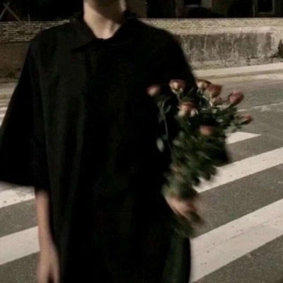 手里拿花的男生头像单身头像想恋爱了