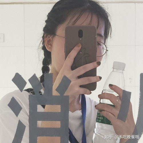 小眼睛单眼皮眼镜女生适合什么短发以及服装搭配