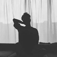 男生头像背影黑白带字一个人背影黑白男头