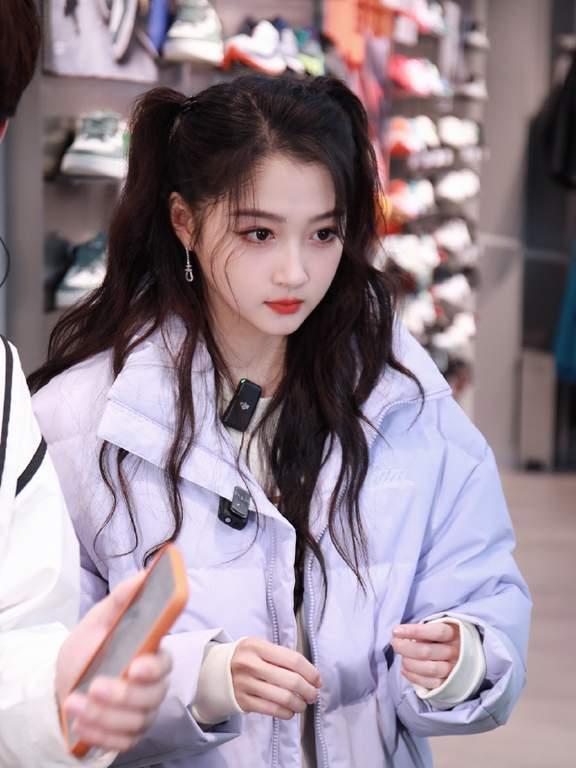 关晓彤卷发双马尾vs王鸥的小卷发,一个元气少女,一个轻熟俏皮