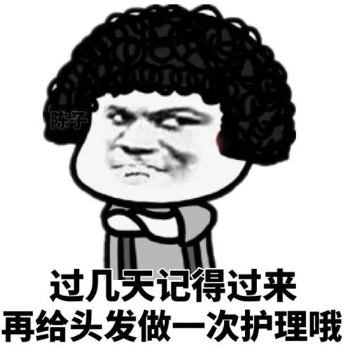 开心一笑晚上老爸身边围着侄子,小侄女,老爸指着年画