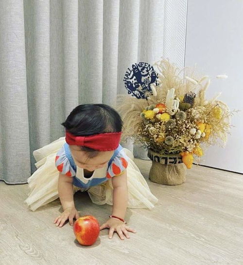 王阳明晒照为1岁女儿庆生,透露孩子大名,担心她将来被男生追求