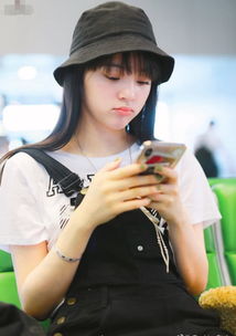 欧阳娜娜换新发型少女感爆棚,着斜肩背带裤尽显活力又甜美