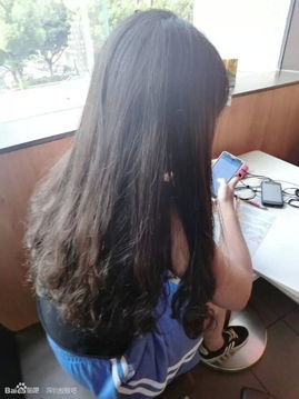 qq头像女生背影拿手机