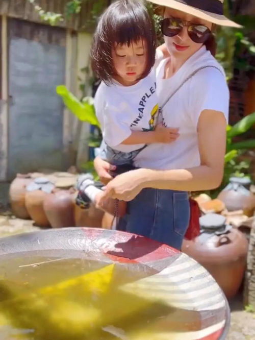 杨怡夫妇带女儿出游,母女俩穿亲子装好有爱,3岁小珍珠颜值好高