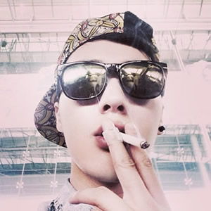 吸烟戴墨镜遮掩伤心