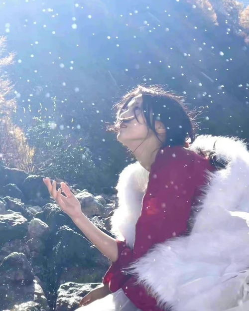 杨超越动图转身回眸,蓝色毛衣小漏香肩,侧颜被称神明少女
