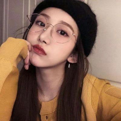 女生真人戴眼镜头像