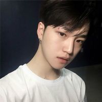 韩范帅气男生上半身头像淹没在浪漫的气氛里