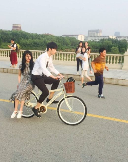 黑帮大佬的监狱爱情故事,服刑期间,他每月都会收到一封无字信