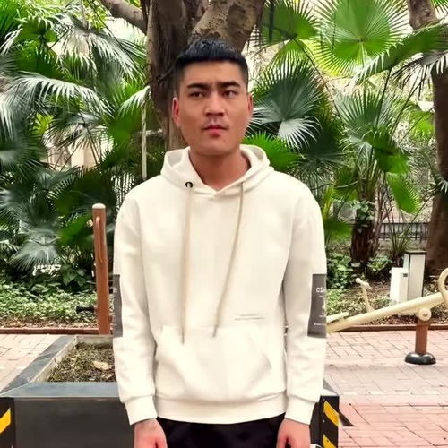 谁说只有女生可以跳这个舞,男孩子照样也可以,三个小伙扭得确实很社会