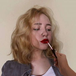 极其自律的为自己努力的短发女生微博头像